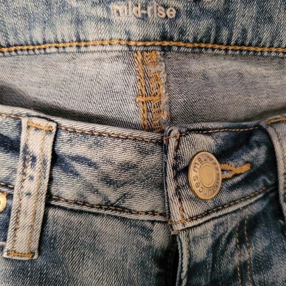 Maurices Medium Wash Destressed Denim Shorts, Sz 8 EUC - Picture 3 of 6